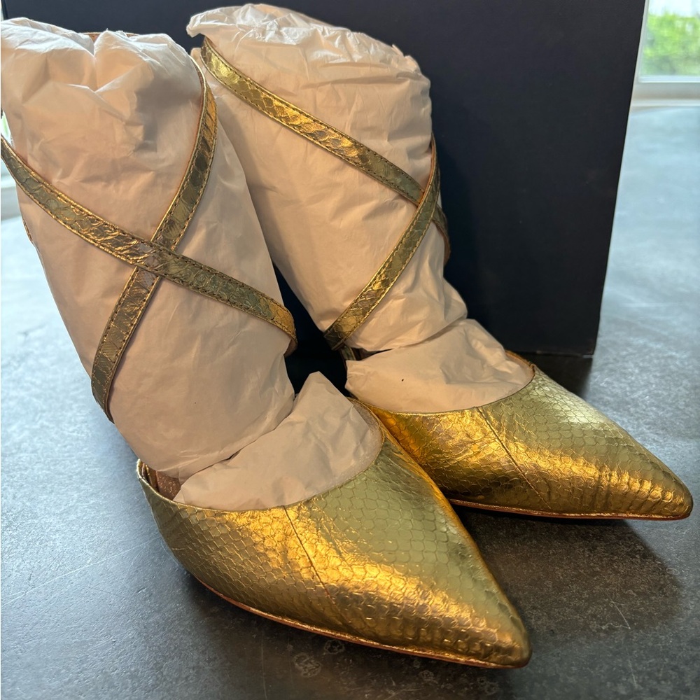 *New* Pour La Victoria Cheyenne Gold Snake Heels